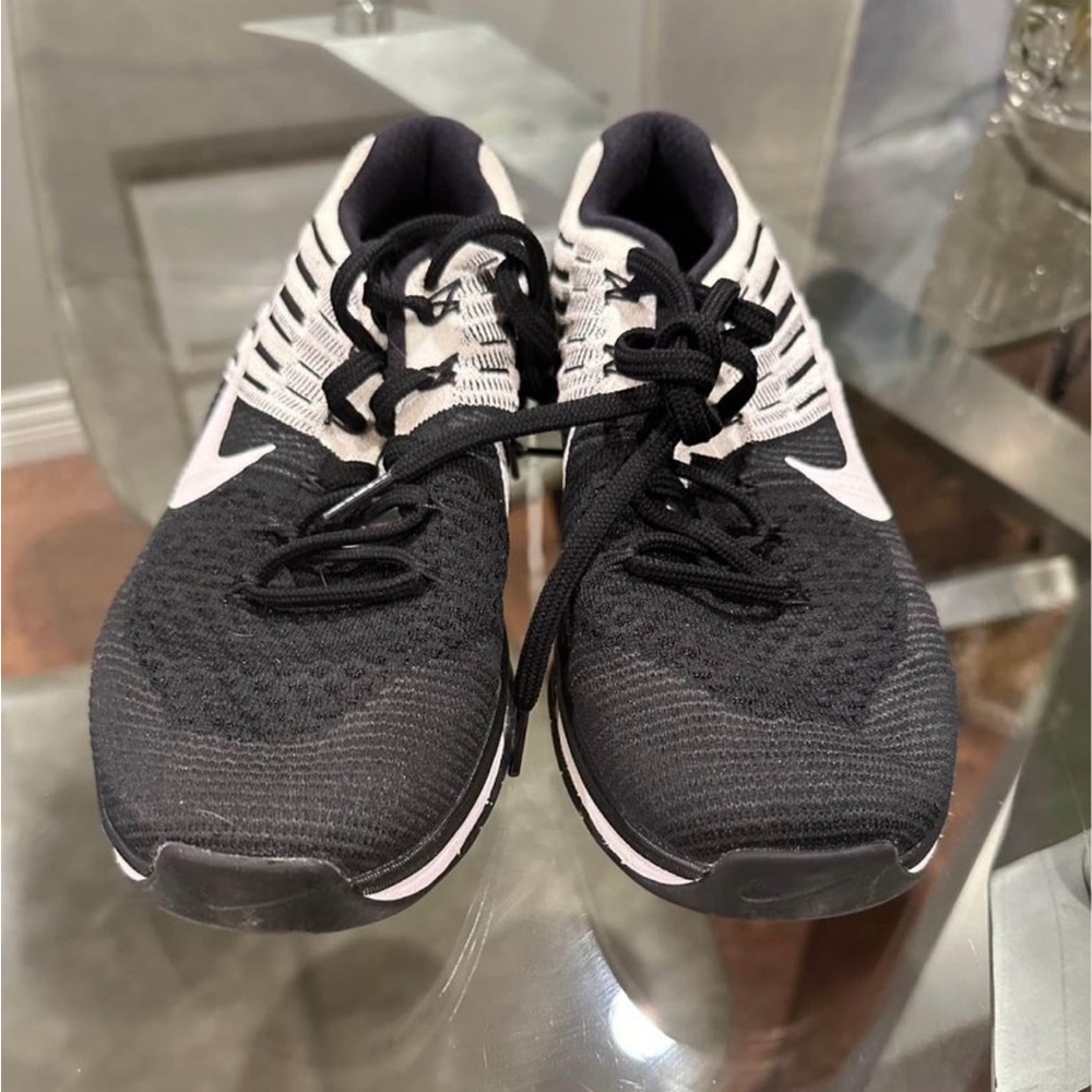 Women’s Black and White Metcon Size 8